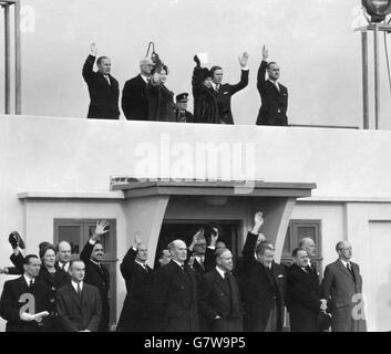 La reine Elizabeth la reine mère, la princesse Margaret et M. Antony Armstrong-Jones sont vus en agitant depuis le toit du salon VIP de l'aéroport de Londres sous les nom de reine Elizabeth II et Prince Philip, Le duc d'Édimbourg a pris son envol dans un avion de ligne Britannia du BOAC pour New Delhi au début d'une tournée de 20,000 miles en Inde, au Pakistan, au Népal et en Iran. Dans le groupe devant le salon sont vus Harold Macmillan, premier ministre (tout à droite). M. Duncan Sandys, secrétaire d'État aux relations avec le Commonwealth, et à côté de lui à gauche se trouve le comte d'Home, le secrétaire d'État aux Affaires étrangères. Banque D'Images