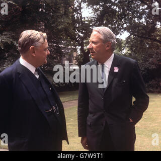 Le Cabinet dans le jardin du N° 10.Le premier ministre Edward Heath (r) parle avec le lord chancelier Quinton Hogg (l). Banque D'Images