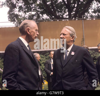 Le Cabinet dans le jardin du N° 10.Le premier ministre Edward Heath (r) s'entretient avec le secrétaire aux Affaires étrangères Sir Alec Douglas-Home (l). Banque D'Images