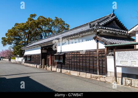 Le Japon, l'ako Castle. La porte de l'ancienne résidence d'Oishi Yoshio. Yagura longue histoire unique bâtiment type, socle en bois avec des murs de plâtre blanc. Banque D'Images