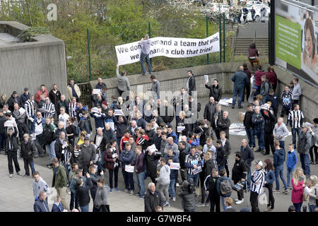 Des foules se rassemblent pour une manifestation de supporters de Newcastle United contre la propriété du club avant le match de la Barclays Premier League à St James' Park, Newcastle. APPUYEZ SUR ASSOCIATION photo. Date de la photo: Dimanche 19 avril 2015. Voir PA Story FOOTBALL Newcastle. Le crédit photo devrait se lire: Owen Humphreys/PA Wire. Banque D'Images