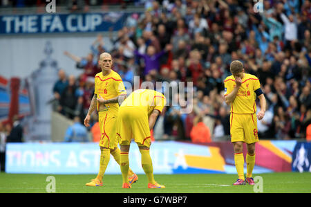 (De gauche à droite) Martin Skrtel, Dejan Lovren et Steven Gerrard de Liverpool se sont déprimés après le match Banque D'Images