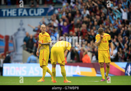 (De gauche à droite) Martin Skrtel, Dejan Lovren et Steven Gerrard de Liverpool se sont déprimés après le match Banque D'Images