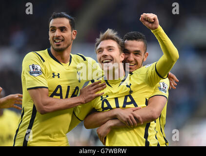 Christian Eriksen (au centre) de Tottenham Hotspur célèbre son deuxième but du match avec ses coéquipiers Nacer Chadli et Nabil Bentaleb (à droite) lors du match de la Barclays Premier League à St James' Park, Newcastle. APPUYEZ SUR ASSOCIATION photo. Date de la photo: Dimanche 19 avril 2015. Voir PA Story FOOTBALL Newcastle. Le crédit photo devrait se lire: Owen Humphreys/PA Wire. Banque D'Images