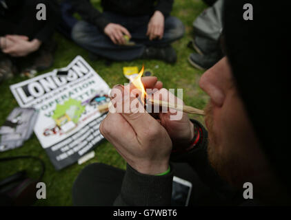 Un homme fumant à l'événement pro-cannabis '420 Celebration' organisé par NORML-UK, un groupe cherchant à réformer les lois britanniques sur le cannabis - à Speakerss' Corner à Hyde Park, dans le centre de Londres. Banque D'Images