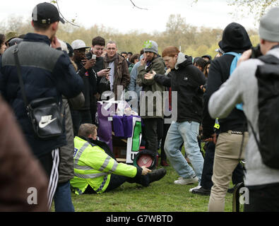 Une bagarre avec la police lors d'un événement pro-cannabis '420 Celebration' organisé par NORML-UK, un groupe cherchant à réformer les lois britanniques sur le cannabis - à Speakerss' Corner à Hyde Park, dans le centre de Londres. Banque D'Images