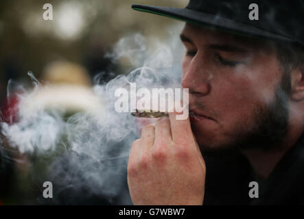 Un homme fumant lors d'un événement pro-cannabis « 420 Celebration » organisé par NORML-UK, un groupe cherchant à réformer les lois britanniques sur le cannabis - au Speakers Corner à Hyde Park, dans le centre de Londres. Banque D'Images