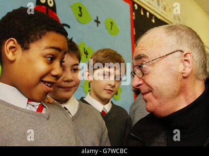 Le professeur Al Aynsley-Green parle aux élèves. La secrétaire à l'éducation et aux compétences, Ruth Kelly, a annoncé que le professeur Aynsley-Green a été nommé premier commissaire aux enfants en Angleterre. Banque D'Images