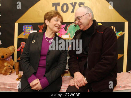 Le professeur Al Aynsley-Green s'entretient avec la ministre de l'enfance, Margaret Hodge.La secrétaire à l'éducation et aux compétences, Ruth Kelly, a annoncé que le professeur Aynsley-Green a été nommé premier commissaire aux enfants en Angleterre. Banque D'Images