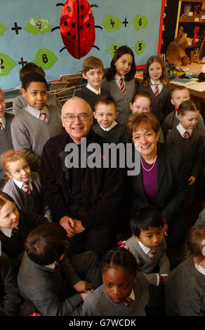 Le professeur Al Aynsley-Green, le nouveau commissaire aux enfants pour l'Angleterre, est assis avec la ministre des enfants Margaret Hodge, alors qu'ils posent pour une photographie avec des élèves. Banque D'Images