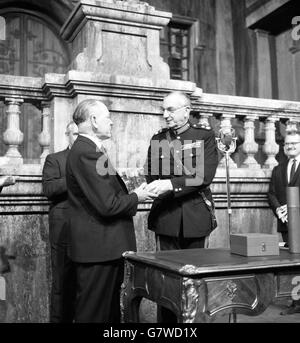 Arthur Banks, directeur de la construction et employé le plus ancien de Hammer films, reçoit le prix de la Reine à l'industrie de Sir Henry Ford, lieutenant de Buckinghamshire. Le prix de la compagnie de film a été remis aux Pinewood Studios, sur la mise en place de leur dernier film Dracula est ressuscité de la tombe. Banque D'Images