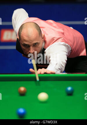 Joe Perry en action contre Zhang Anda lors du quatrième jour des Championnats du monde de Betfred au Crucible Theatre, Sheffield. Banque D'Images