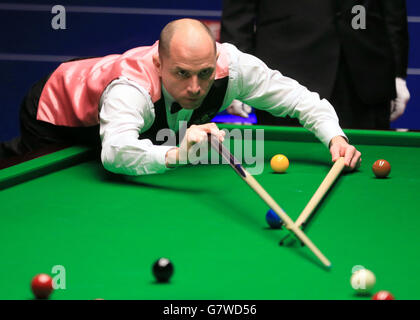 Snooker - Championnat du monde de Betfred - 5e jour - Crucible Theatre.Joe Perry en action contre Zhang Anda lors du cinquième jour des Championnats du monde de Betfred au Crucible Theatre, Sheffield. Banque D'Images