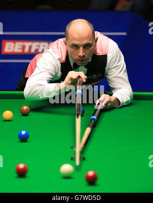 Snooker - Championnat du monde de Betfred - 5e jour - Crucible Theatre.Joe Perry en action contre Zhang Anda lors du cinquième jour des Championnats du monde de Betfred au Crucible Theatre, Sheffield. Banque D'Images