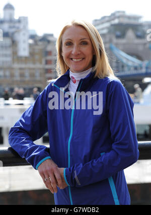 Paula Radcliffe lors d'une séance photo avant le marathon de Londres Virgin Money 2015 à l'hôtel Tower, Londres. Banque D'Images