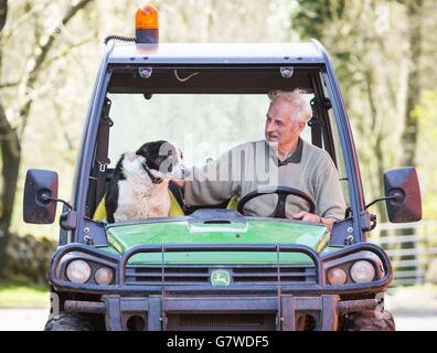 Tom Hamilton et Don le chien à Kirkton Farm à Abington, dans le Lanarkshire du Sud, après que des arrière-arrière ont été causés ce matin sur une autoroute très fréquentée « On se fait un chien qui prend le contrôle d'un tracteur ». Banque D'Images