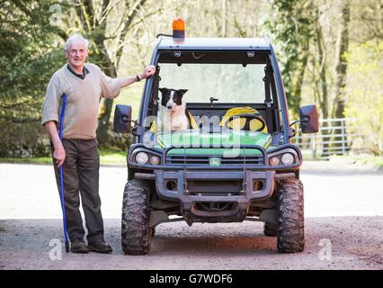 Tom Hamilton et Don le chien à Kirkton Farm à Abington, dans le Lanarkshire du Sud, après que des arrière-arrière ont été causés ce matin sur une autoroute très fréquentée « On se fait un chien qui prend le contrôle d'un tracteur ». Banque D'Images