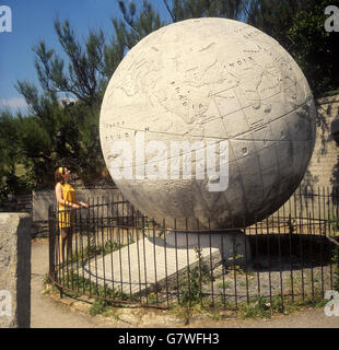 Bâtiments et monuments - le Grand Globe - Swanage.Le Grand Globe au château de Durlston, Dorset. Banque D'Images