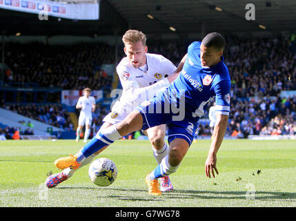 Football - Sky Bet Championship - Leeds United / Cardiff City - Elland Road.Lee Peltier de Cardiff City (à droite) et Charlie Taylor de Leeds United se battent pour le ballon Banque D'Images