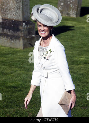 Judy Murray arrive pour le mariage de son fils et le numéro un du tennis britannique Andy Murray à sa petite amie de longue date Kim Sears à la cathédrale de Dunblane dans sa ville natale. Banque D'Images