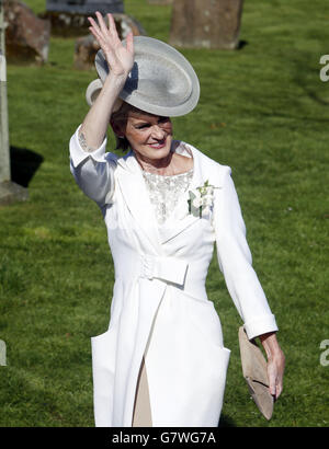 Judy Murray arrive pour le mariage de son fils et le numéro un du tennis britannique Andy Murray à sa petite amie de longue date Kim Sears à la cathédrale de Dunblane dans sa ville natale. Banque D'Images