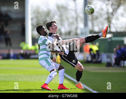 Football - Sky Bet League on - Yeovil Town / Notts County - Huish Park.Joel Grant, de Yeovil Town (à gauche), et Sean Newton, du comté de Notts, se battent pour le ballon lors du match de la Sky Bet League One, à Huish Park, Yeovil. Banque D'Images