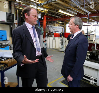 Nigel Farage, leader du UKIP (à droite), avec le candidat parlementaire de Clacton Douglas Carswell lors d'une visite au fabricant de charnières NICO à Clacton, dans l'Essex. Banque D'Images