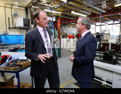 Nigel Farage, leader du UKIP (à droite), avec le candidat parlementaire de Clacton Douglas Carswell lors d'une visite au fabricant de charnières NICO à Clacton, dans l'Essex. Banque D'Images