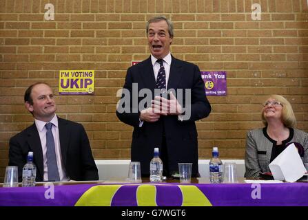 Nigel Farage, dirigeant de l'UKIP (au milieu), avec Douglas Carswell (à gauche), député de l'UKIP pour Clacton et Mary Newton, conseillère potentielle, lorsqu'il prononce un discours sur une visite au centre communautaire de Coppins lors d'une visite de campagne électorale générale à Clacton-on-Sea dans l'Essex. Banque D'Images