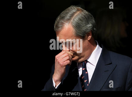 Nigel Farage, dirigeant de l'UKIP, quitte NICO Manufacturing après une visite de campagne électorale générale à Clacton-on-Sea dans l'Essex. Banque D'Images