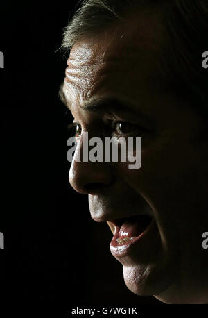 Nigel Farage, dirigeant de l'UKIP, parle au Centre communautaire de Coppins lors d'une visite de campagne électorale générale à Clacton-on-Sea dans l'Essex. Banque D'Images