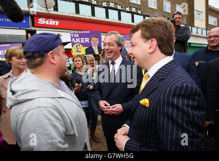 Nigel Farage, dirigeant de l'UKIP, se rend dans le sud de l'Ockendon, dans l'Essex, avec le candidat parlementaire Thurrock de l'UKIP Tim Aker (à droite) sur la piste de la campagne électorale générale. Banque D'Images