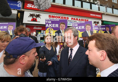Nigel Farage, dirigeant de l'UKIP, se rend dans le sud de l'Ockendon, dans l'Essex, avec le candidat parlementaire Thurrock de l'UKIP Tim Aker (en face à droite) sur la piste de la campagne électorale générale. Banque D'Images