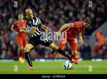 Gabriel Obertan (à gauche) de Newcastle United et Joe Allen de Liverpool se battent pour le ballon lors du match de la Barclays Premier League à Anfield, Liverpool. APPUYEZ SUR ASSOCIATION photo. Date de la photo: Lundi 13 avril 2015. Voir PA Story FOOTBALL Liverpool. Le crédit photo devrait se lire: Martin Rickett/PA Wire. 45 images maximum pendant une comparaison. Pas d'émulation vidéo ni de promotion en direct. Aucune utilisation dans les jeux, les compétitions, les marchandises, les Paris ou les services de club/joueur unique. Ne pas utiliser avec les fichiers audio, vidéo, données, présentoirs ou logos de club/ligue non officiels. Banque D'Images