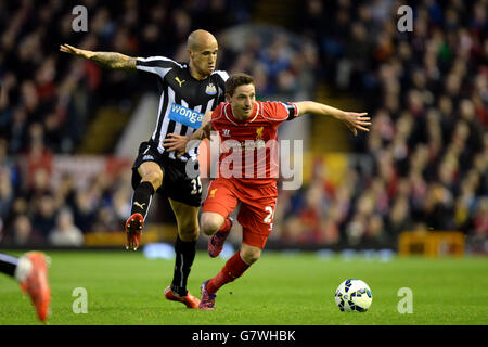 Gabriel Obertan (à gauche) de Newcastle United et Joe Allen de Liverpool se battent pour le ballon lors du match de la Barclays Premier League à Anfield, Liverpool. APPUYEZ SUR ASSOCIATION photo. Date de la photo: Lundi 13 avril 2015. Voir PA Story FOOTBALL Liverpool. Le crédit photo devrait se lire: Martin Rickett/PA Wire. . . Banque D'Images