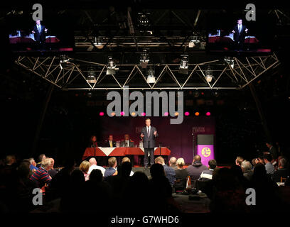 Nigel Farage, le dirigeant de l'UKIP, prononce un discours lors d'une réunion à Purfleet, dans l'Essex, après une journée de campagne dans le comté pour les prochaines élections générales. Banque D'Images