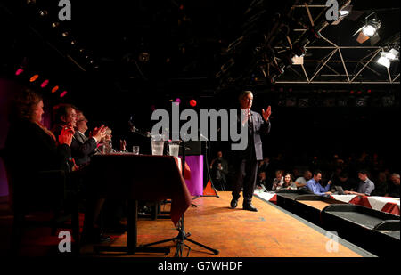 Nigel Farage, le dirigeant de l'UKIP, prononce un discours lors d'une réunion à Purfleet, dans l'Essex, après une journée de campagne dans le comté pour les prochaines élections générales. Banque D'Images