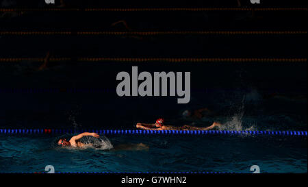 Les nageurs se réchauffent avant le début de la compétition lors des championnats britanniques de natation au London Aquatics Centre, Londres. APPUYEZ SUR ASSOCIATION photo. Date de la photo: Mardi 14 avril 2015. Découvrez PA Story NAGER à Londres. Le crédit photo devrait se lire comme suit : John Walton/PA Wire. Banque D'Images