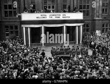 Avec Lady Eden à proximité, le Premier ministre Sir Anthony Eden se démène vers les foules enthousiastes qui envahissent la rue en contrebas, depuis le balcon de l'hôtel de ville de Leamington Spa.Sir Anthony, qui représente Leamington et Warwick au Parlement depuis 1923, a effectué sa première visite dans la circonscription depuis qu'il est devenu Premier ministre et que des centaines de personnes se sont rassemblées pour rendre hommage à sa nomination. Banque D'Images