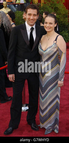 77e Academy Awards - Kodak Theatre.Clive Owen et sa femme Sarah-Jane Fenton arrivent. Banque D'Images