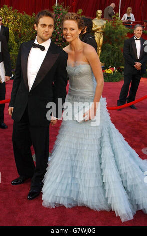 77e Academy Awards - Kodak Theatre. Charlize Theron et Stuart Townsend arrivent. Banque D'Images