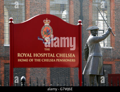 Une vue sur la statue de bronze le pensionné, par le sculpteur Philip Jackson, devant le Royal Hospital Chelsea, domicile des pensionnés de Chelsea, à Londres. Banque D'Images