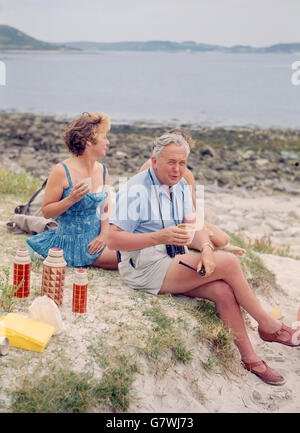 Le Premier ministre Harold Wilson, portant une chemise et un short, photographié avec sa femme Mary pendant leurs vacances d'été dans les îles de Scilly. Banque D'Images