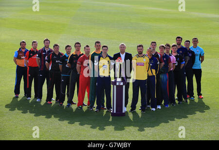 Andrew Flintooff (centre) avec (gauche-droite) Chris Wakes, Alex Hales, Steven Croft, Jack Brooks, Daryl Mitchell, Mark Cosgrove, Alex Wakely, Mark Stoneman, Wes Durston, James Vince, Jacques Rudolph, George Dockrell, Sam Northeast, John Simpson, Will Beer, Reece Topley, Pete Handscomb et James Burke lors du lancement médiatique de la saison de Blast NatWest T20 2015 à Edgbaston, Birmingham. Banque D'Images