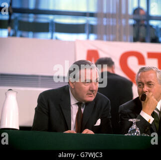 James Callaghan (l) et Harold Wilson (premier ministre) photographiés à la Conférence du Parti travailliste à Brighton. Banque D'Images