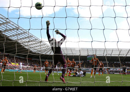 Football - Barclays Premier League - Swansea City / Hull City - Liberty Stadium.Le Bafetimbi Gomis de Swansea City marque le deuxième but de son côté Banque D'Images