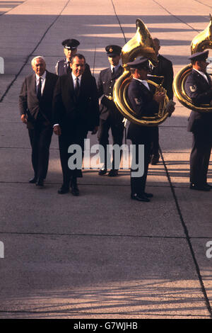 Richard Nixon, le président américain, marchant avec le premier ministre britannique Harold Wilson, à son arrivée à l'USAF Mildenhall, Suffolk. Banque D'Images