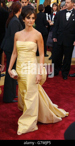 77e Academy Awards - Kodak Theatre. Penelope Cruz arrive. Banque D'Images