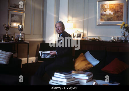 Edward (Ted) Heath, chef de l'opposition (Parti conservateur), lit un magazine de yachting dans son appartement à Albany, Londres. Banque D'Images