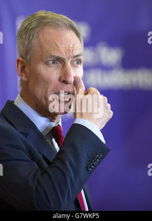 Campagne de l'élection générale 2015 - 17 avril.Le chef du Parti travailliste écossais Jim Murphy dévoile le manifeste des élections législatives écossaises à Glasgow. Banque D'Images